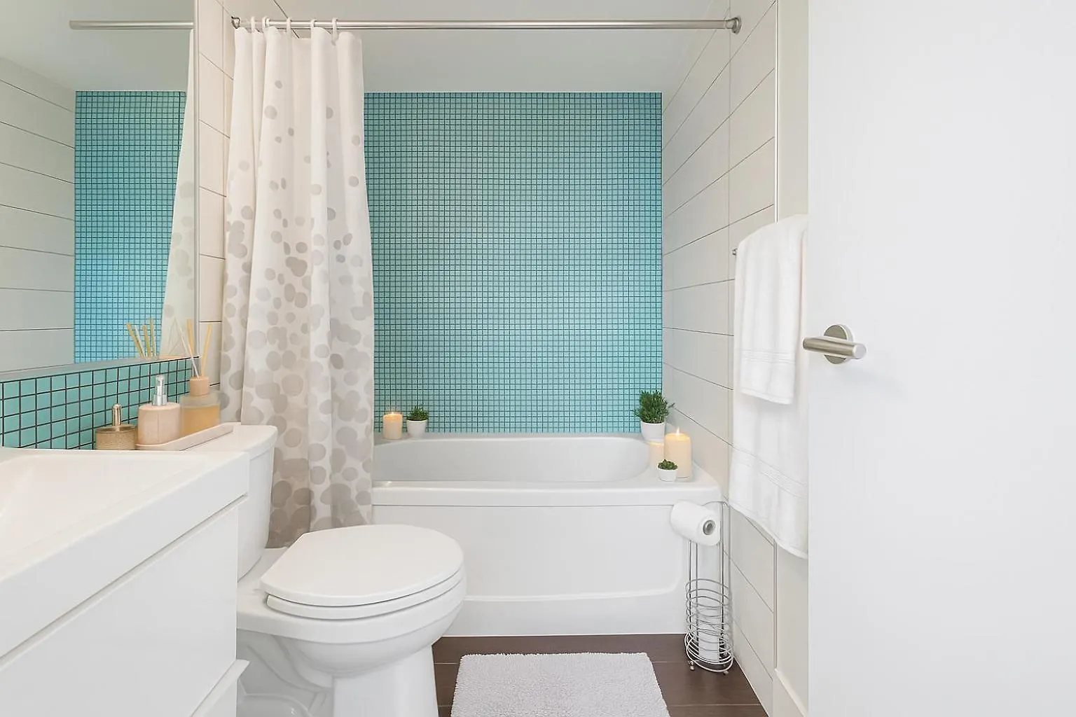 Apartment Modern Yaletown 2 Bedroom Retreat With Balcony And City Views Vancouver Kanada